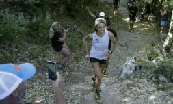 La traileuse Anne-Lise Rousset lors de son passage au col de Bavella, le 13 juin 2022 près de Zonsa, a pulvérisé, en 35 heures et 50 mn, le record féminin du mythique GR 20 en Corse sur 170 km et 13.000 m de dénivelé positif