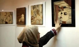 Des victimes d'attaques à l'acide en Iran présentent leur travail à la galerie Ashianeh dans la capitale Téhéran, le 28 février 2018