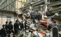 Des secouristes recherchent des survivants dans les décombres, le 29 mars 2025 à Mandalay (centre), près de l'épicentre du séisme qui a frappé la veille la Birmanie
