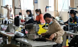 Des employées d'une usine de lingerie, le 25 mars 2021 à Guanyun, dans l'est de la Chine