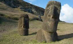 Des moai, staues géantes de l'île de Pâques, au milieu du Pacifique, à 3.500 km des côtes chiliennes, le 5 août 2022