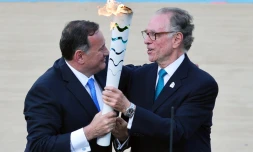 Le patron des Jeux de Rio Carlos Nuzman (d) reçoit la flamme olympique des mains de Spyros Kapralos, chef du comité olympique grec, le 27 avril 2016 à Athènes