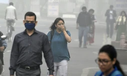 Des passants dans une rue de New Delhi lors d'un épisode de forte pollution, le 8 novembre 2017