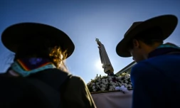 Deux scouts regardent l'image de Notre-Dame de Fatima transportée sur un camion avant les Journées mondiales de la jeunesse (JMJ), à Lisbonne, le 31 juillet 2023