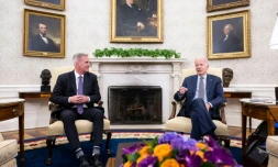 Le prĂ©sident Joe Biden et le chef de l'opposition Kevin McCarthy en amont d'une rĂ©union en tĂȘte-Ă -tĂȘte dans le Bureau ovale de la Maison Blanche, le 22 mai 2023