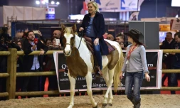 La présidente du Front national Marine Le Pen monte pendant une visite au Salon du cheval à Villepinte, au nord de Paris, le 2 décembre 2016