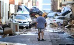 Un homme marche dans une rue dévastée par les inondations à Sedavi, près de Valence, dans l'est de l'Espagne, le 30 octobre 2024