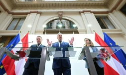 Karl Nehammer(centre) lors d'une conférence de presse à Vienne, le 18 novembre 2024