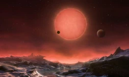 Illustration artistique imaginant la vue depuis l'une des planÚtes du systÚme Trappist-1, à 40 années-lumiÚre de la Terre, fournie en février 2018 par l'Observatoire européen austral (ESO)