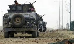 Les forces irakiennes surveillent la route qui mène vers Ramadi, le 24 décembre 2015