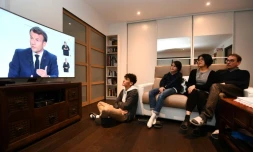 Famille française devant l'interview télévisée du président Emmanuel Macron, annonçant l'imposition de couvre-feux nocturnes, à Fouesnant (ouest), le 14 octobre 2020