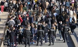 Foule sur les quais de Seine à Paris, le 27 février 2021. Des policiers et gendarmes ont bloqué l'accÚs aux rives et fait respecter le port du masque et le couvre-feu