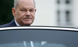 Le chancelier allemand Olaf Scholz quitte le palais présidentiel de Bellevue après avoir assisté à une cérémonie de destitution de certains ministres de son gouvernement à Berlin le 7 novembre 2024.