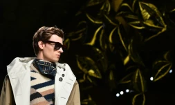 Un mannequin présente une création de la maison italienne Salvatore Ferragamo durant la 2e journée des collections de prêt-à-porter masculin 2016/2017 à Milan le 17 janvier 2016