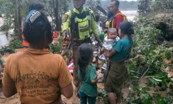 Photo diffusée par les sauveteurs thaïlandais d'un bébé secouru dans un village isolé de la province d'Attapeu au sud du Laos, le 27 juillet 2018