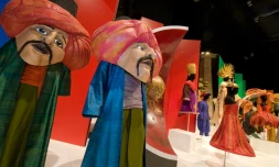 Costumes crés par Marina Draghici pour "Les Indes galantes" de Rameau exposés au Centre national du costume de scène (CNCS) de Moulins, en France le 4 avril 2016