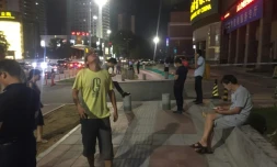 Des Chinois dehors après un tremblement de terre à Xian, dans le sud-ouest de la Chine, le 8 août 2017