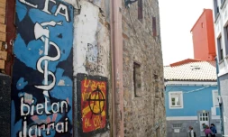 Le logo de l'organisation séparatiste basque espagnole ETA à Bermeo, le 30 mars 2017 en Espagne