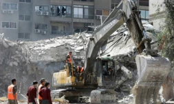 Déblaiement des décombres du consulat de l'Iran à Damas, aprÚs une frappe imputée à Israël, le 2 avril 2024 en Syrie