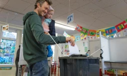 Un électeur accompagné de son enfant vote à Cork dans le sud de l'Irlande le 8 février 2020