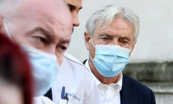 David Henderson à la sortie du tribunal de Cardiff le 12 novembre 2021 après sa condamnation à 18 mois de prison pour son rôle dans l'accident d'avion fatal au footballeur argentin Emiliano Sala