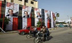 Des portraits du président Abdel Fattah al-Sissi placardés devant un bureau de vote au Caire, à la veille de la présidentielle, le 25 mars 2018