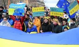 des manifestants déploient un drapeau géant ukrainien à Paris, le 12 mars 2022.
