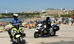 Des motards de la police patrouillent le long de la Grande Plage de Biarritz, le 22 août 2019 avant le sommet du G7