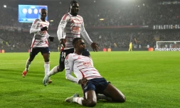 Le milieu de terrain de Brest Edmilson Fernandes (R) célèbre avec son coéquipier Mama Balde (C) après avoir marqué le premier but 0-1 contre Prague en 4e journée de Ligue des champions, à Prague, le 6 novembre 2024