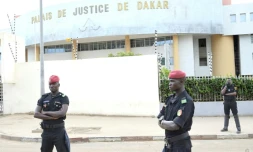 Des policiers sĂ©nĂ©galais montent la garde devant le palais de justice, oĂč l'opposant Ousmane Sonko a Ă©tĂ© entendu par le doyen des juges, Ă Dakar le 31 juillet 2023