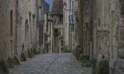 Une rue pavĂ©e du quartier historique de la citĂ© PlantagenĂȘt, dans la vieille ville du Mans, le 19 fĂ©vrier 2024 dans la Sarthe