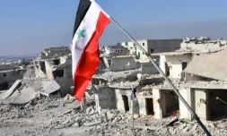 Le drapeau syrien déployé le 12 décembre 2016 dans le quartier détruit de Sheikh Saeed à Alep