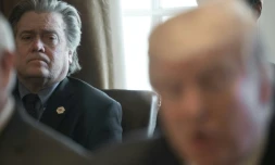 L'ancien conseiller de Donald Trump, Steve Bannon, écoute une conférence de presse du président américain à Washington, le 13 mars 2017