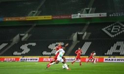 L'attaquant suisse du Borussia Mönchengladbach Breel Embolo à la lutte avec le milieu tunisien de Cologne Ellyes Skhiri (à gauche) lors du premier match à huis clos de l'histoire de la Bundesliga le 11 mars 2020