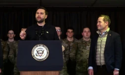 Le vice-président américain JD Vance (d), accompagné du conseiller à la sécurité nationale Mike Waltz (d), s'exprime sur la base américaine de Pituffik, au Groenland, le 28 mars 2025