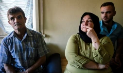 Fahim Jaber (g) a voulu s'installer dans la commune bulgare d'Elin Pelin avec sa femme Fatima Batayi (c) et leur fils cadet Ahmed, âgé de 23 ans. C'était sans compter sur l'opposition du maire et de la poignée de militants nationalistes venus manifester contre cette famille originaire d'Alep.