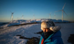 John Kristian Jama, un éleveur de rennes et la ferme à éoliennes de Storheia, l'une des plus grandes d'Europe, à Afjord en NorvÚge, le 7 décembre 2021
