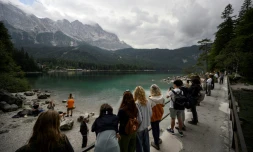 Des touristes admirent la vue du lac Eibsee, près de Garmisch-Partenkirchen, dans le sud de l'Allemagne, le 22 août 2025 