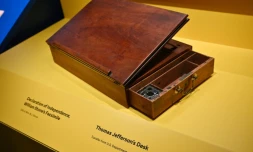 Le bureau de Thomas Jefferson, sur lequel il a rédigé la Déclaration d'indépendance, exposé lors d'une avant-première presse de l'exposition "American Aspirations" au Smithsonian à Washington, le 28 mai 2026
