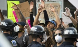 Face-Ă -face entre policiers et manifestants Ă Washington, le 31 mai 2020
