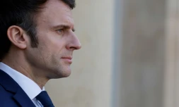 Le président Emmanuel Macron le 28 février 2022 sur le perron de l'Elysée à Paris