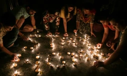 Des bougies et des lampes traditionnelles allumées dans les principales villes indiennes contre "les ténèbres du coronavirus", le 5 avril 2020 à Amritsar