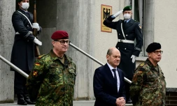 Le chancelier allemand Olaf Scholz (au centre) visite le centre de commandement de la Bundeswehr de Schwielowsee, dans l'est de l'Allemagne, le 4 mars 2022