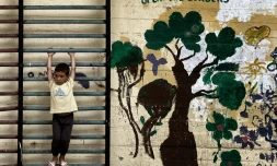 Un enfant joue dans la cour d'une école fermée à Athènes, le 1er juillet 2016