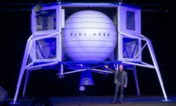 Jeff Bezos présente le véhicule lunaire Blue Moon, lors d'un événement organisé par Blue Origin, en mai 2019 à Washington