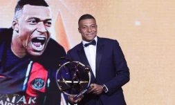 L'attaquant du PSG Kylian Mnappé reçoit le trophée UNFP de meilleur joueur de Ligue 1, le 13 mai 2024 à Paris