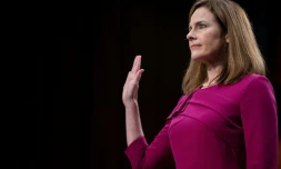 La juge Amy Coney Barrett prête serment devant le Sénat à Washington le 1er octobre 2020 au premier jour de son processus de confirmation à la Cour suprême 