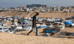 Un Palestinien transporte de l'eau dans un camp de déplacés à Rafah, dans le sud de la bande de Gaza, le 4 avril 2024