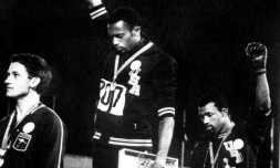 Le 16 octobre 1968, les sprinteurs américains Tommie Smith et John Carlos, poings gantés levés, s'insurgent contre le racisme lors des JO de Mexico