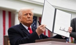 Le président américain Donald Trump brandit un décret sur les droits de douane, le 2 avril 2025 à la Maison Blanche, à Washington